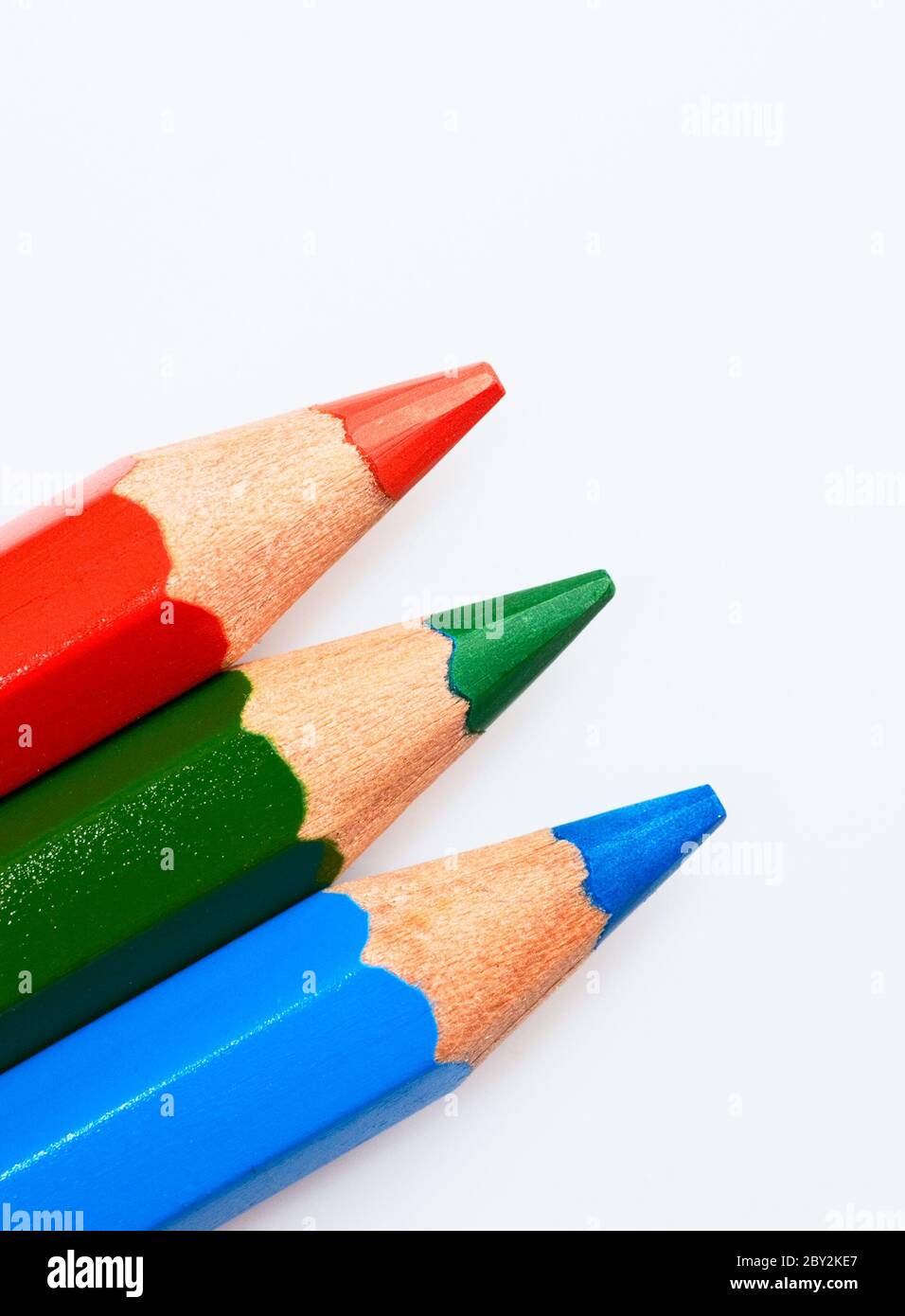 matite rosse, verdi e blu su sfondo bianco Foto stock - Alamy
