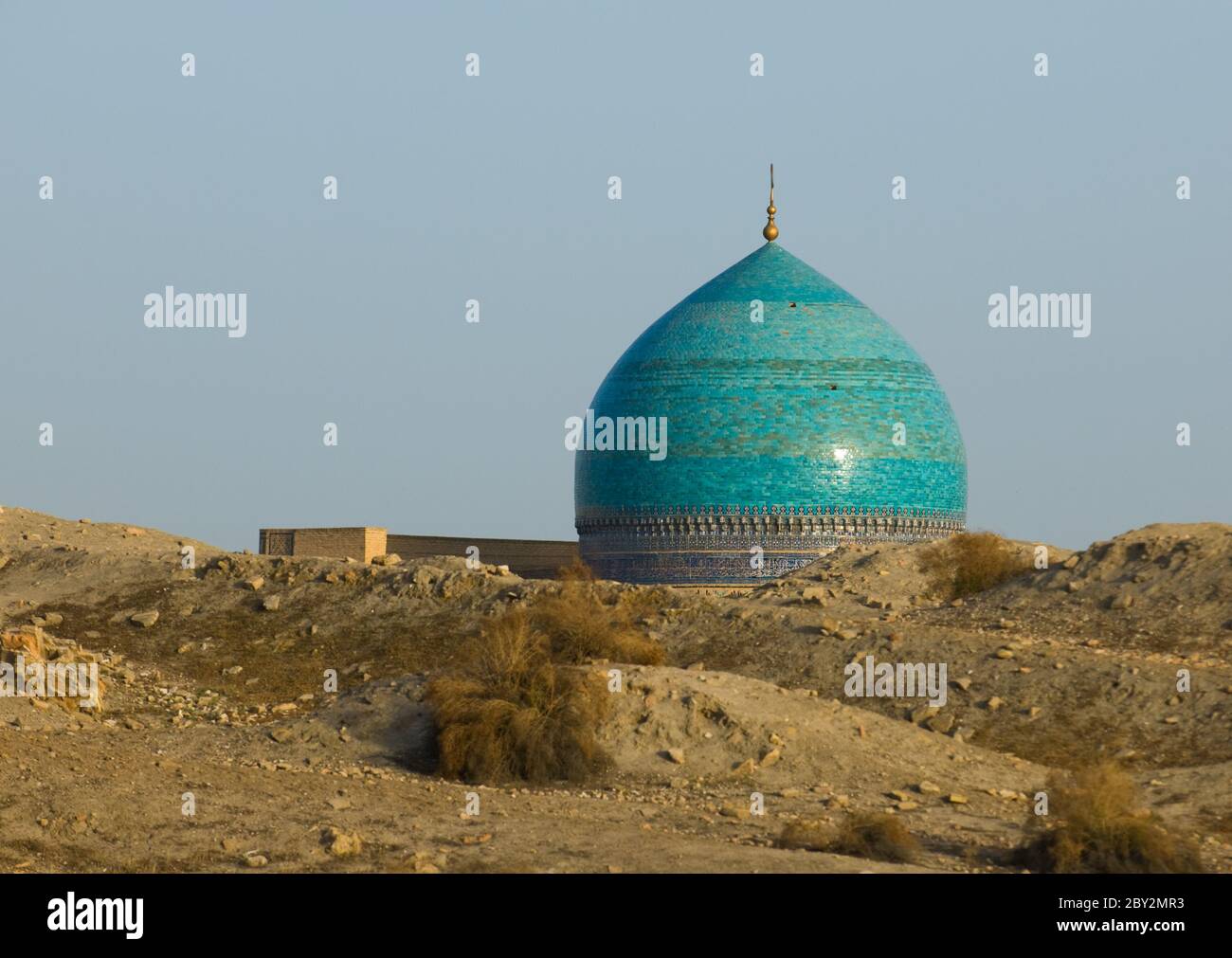 Cupola della moschea e sabbia del deserto, Bukhara, Uzbekistan Foto Stock