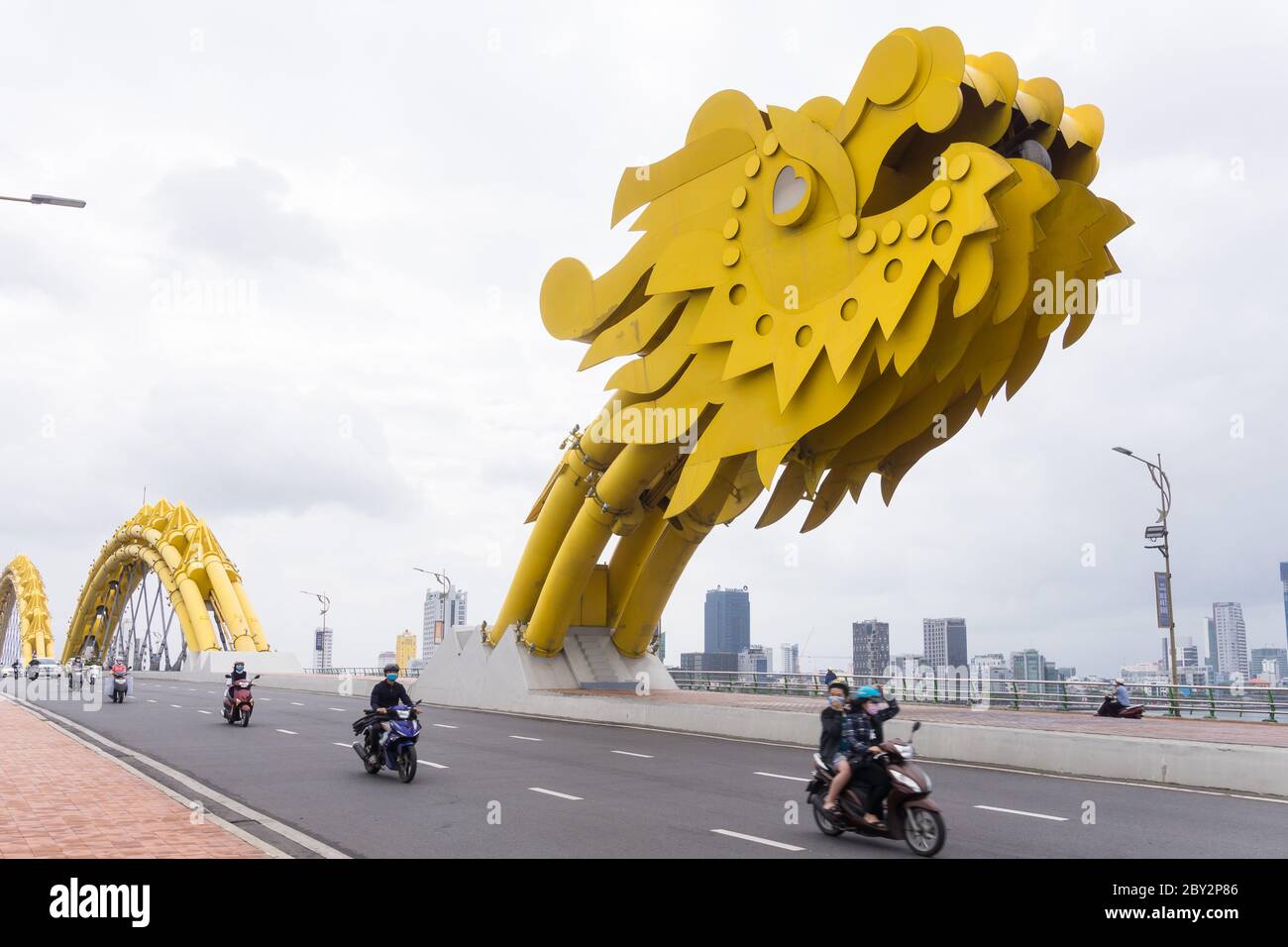 Da Nang Dragon Bridge - gli automobilisti attraversano il Dragon Bridge a da Nang, Vietnam, Sud-est asiatico. Foto Stock