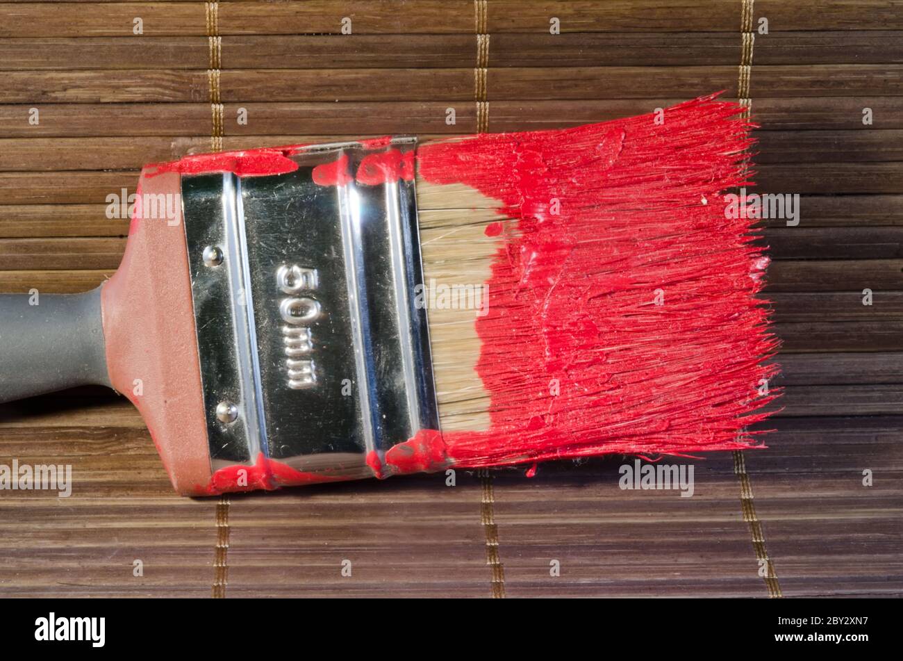 Pennello e vernice rossa Foto Stock