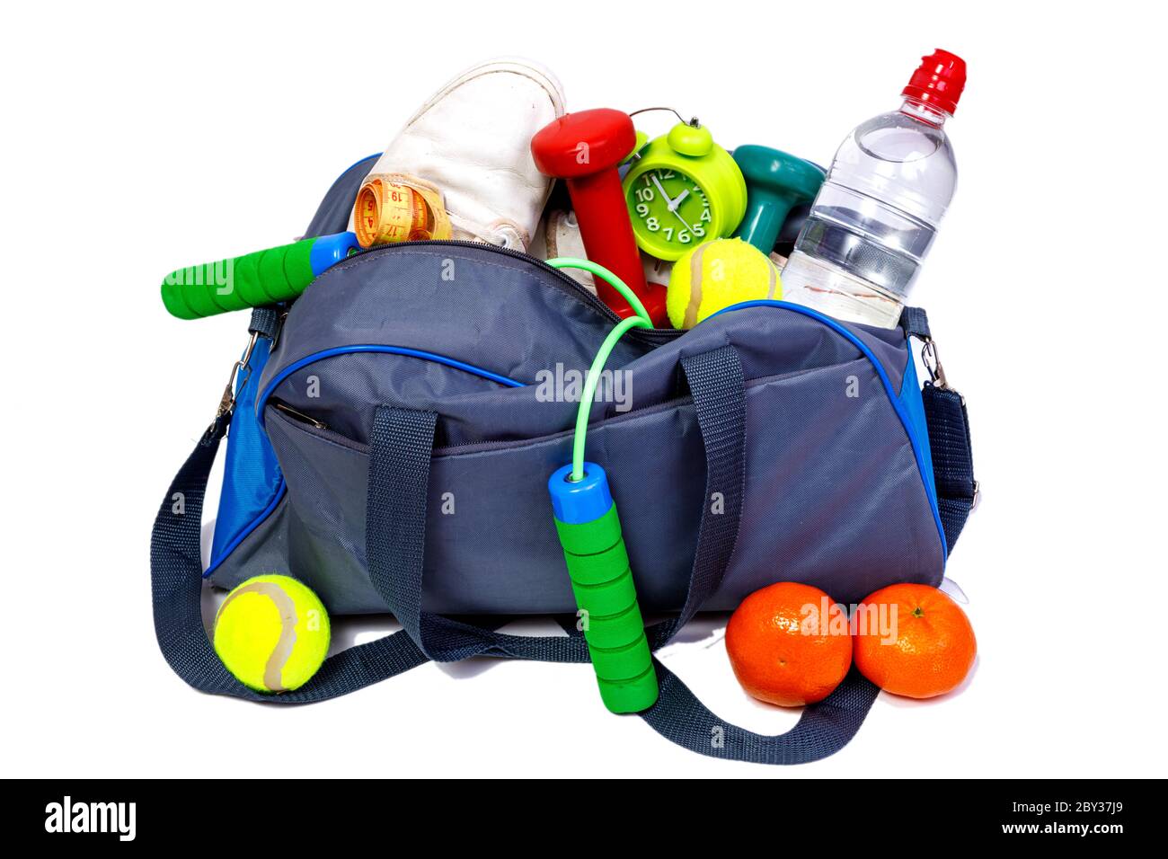 Borsa sportiva bicolore blu e grigia con attrezzatura fitness isolata su sfondo bianco. Miglior conept sano stile di vita. Foto Stock