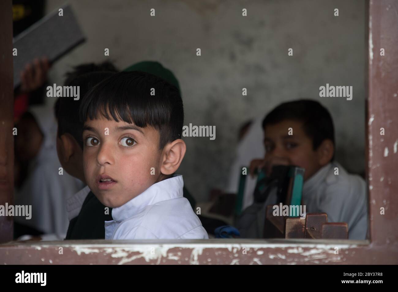 Studenti all'interno e all'esterno di una scuola a Swat Valley, KPK, Pakistan. Foto Stock