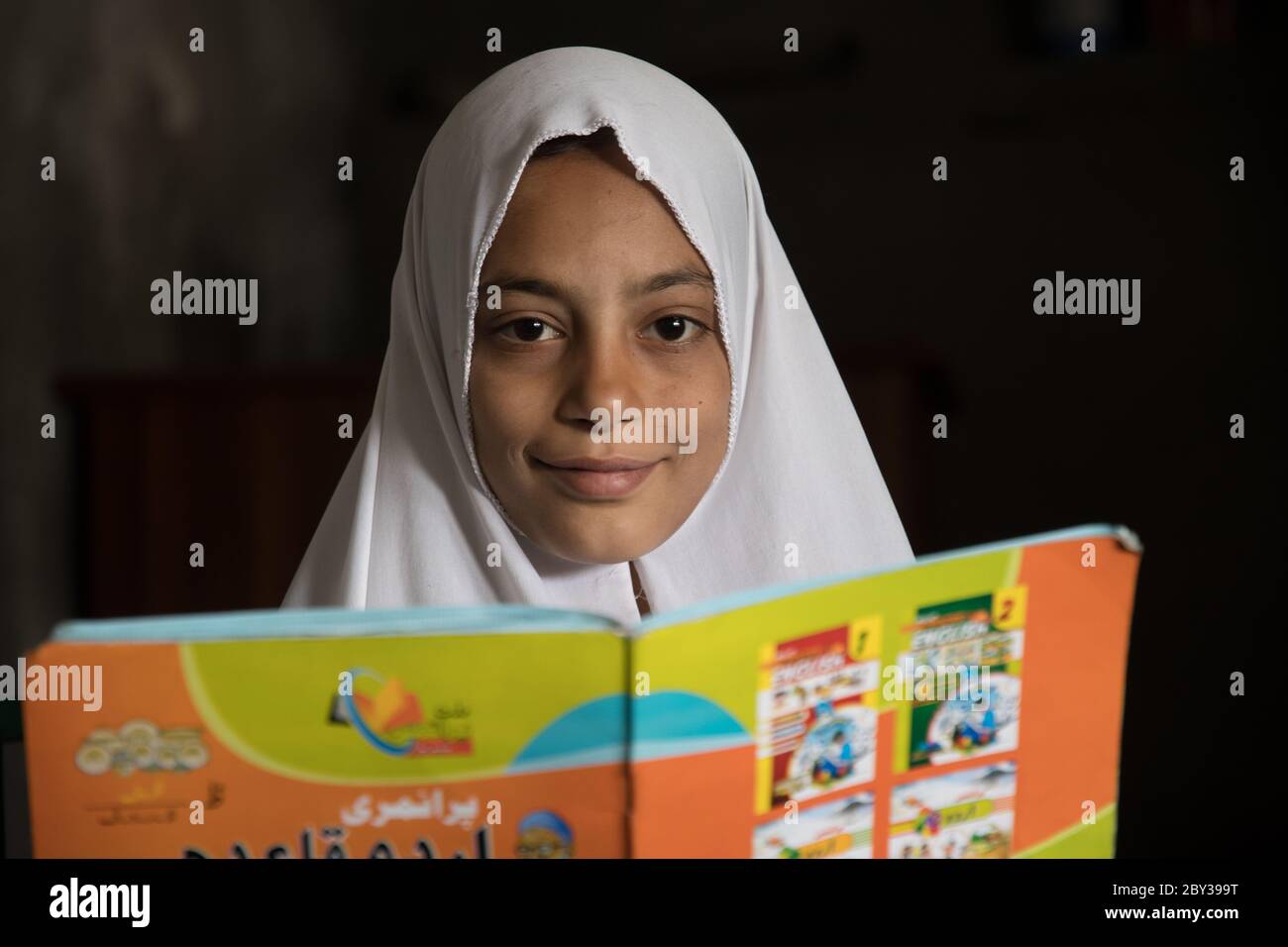 Studenti all'interno e all'esterno di una scuola a Swat Valley, KPK, Pakistan. Foto Stock