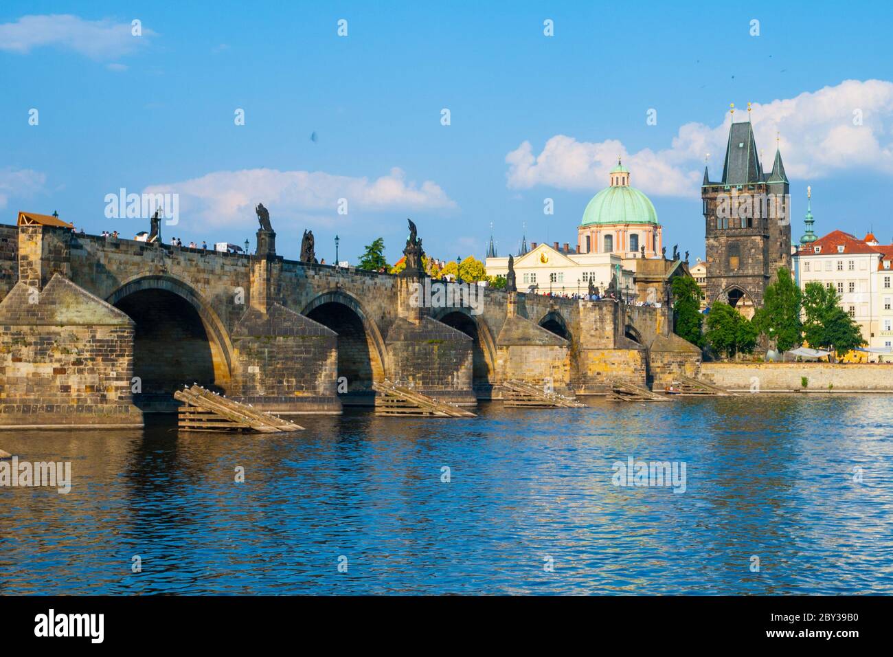 Charles Bridge, aka Karluv Most, e Moldava fiume nel centro di Praga, nella soleggiata giornata estiva con cielo blu, Repubblica Ceca Foto Stock