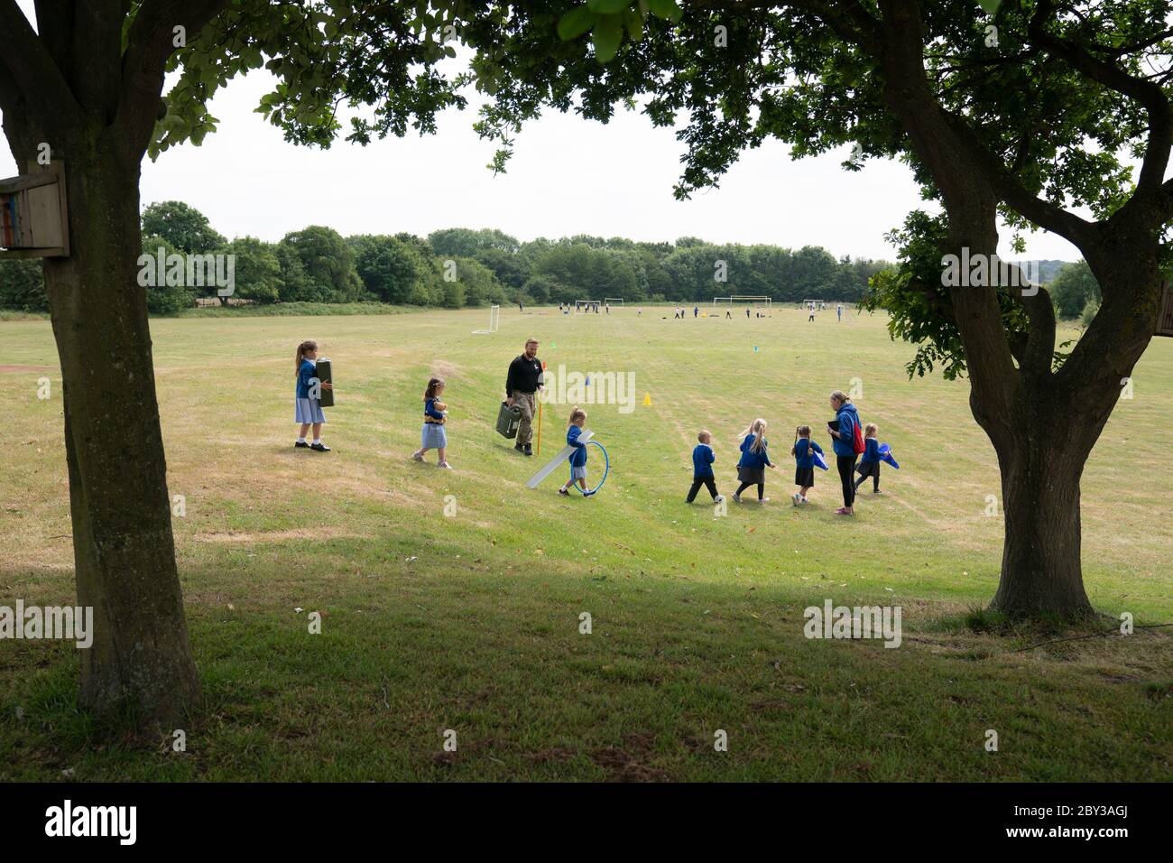 Staffordshire. 8 Giugno 2020. Gli studenti della scuola elementare di Landywood partecipano al programma educativo del personaggio di Commando Joe, guidato da Stu Wilkinson a Staffordshire, Gran Bretagna, l'8 giugno 2020. Il programma di Commando Joe è un servizio di sviluppo e supporto educativo di grande personalità per le scuole di tutto il Regno Unito, che ispira gli studenti con competenze di team-building, carattere e resilienza. Aiuta gli studenti a far fronte alla reintegrazione nell'ambiente scolastico. Credit: Jon Super/Xinhua/Alamy Live News Foto Stock