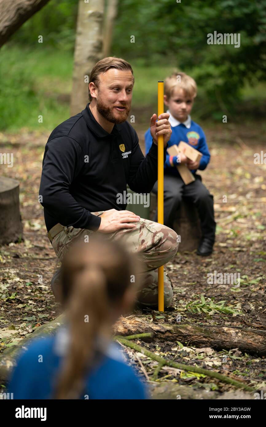 Staffordshire. 8 Giugno 2020. Gli studenti della scuola elementare di Landywood partecipano al programma di formazione del personaggio del Commando Joe, guidato da Stu Wilkinson (C) a Staffordshire, Gran Bretagna, l'8 giugno 2020. Il programma di Commando Joe è un servizio di sviluppo e supporto educativo di grande personalità per le scuole di tutto il Regno Unito, che ispira gli studenti con competenze di team-building, carattere e resilienza. Aiuta gli studenti a far fronte alla reintegrazione nell'ambiente scolastico. Credit: Jon Super/Xinhua/Alamy Live News Foto Stock
