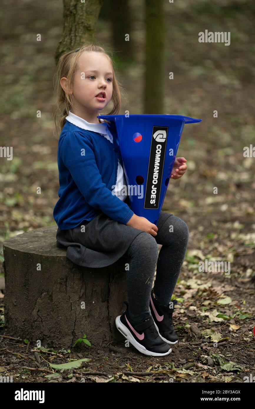 Staffordshire. 8 Giugno 2020. Un allievo di accoglienza della Landywood Primary School partecipa a un programma educativo di carattere del Commando Joe a Staffordshire, in Gran Bretagna, l'8 giugno 2020. Il programma di Commando Joe è un servizio di sviluppo e supporto educativo di grande personalità per le scuole di tutto il Regno Unito, che ispira gli studenti con competenze di team-building, carattere e resilienza. Aiuta gli studenti a far fronte alla reintegrazione nell'ambiente scolastico. Credit: Jon Super/Xinhua/Alamy Live News Foto Stock