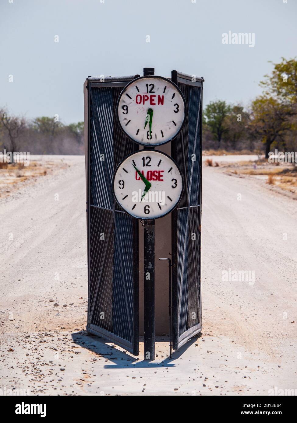 Cancello del campeggio con orario di apertura e chiusura (Halali, Parco Nazionale di Etosha, Namibia) Foto Stock