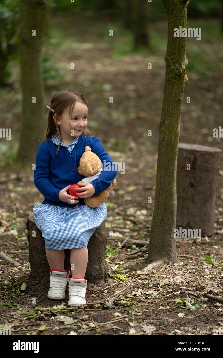 Staffordshire. 8 Giugno 2020. Un allievo di accoglienza della Landywood Primary School partecipa a un programma educativo di carattere del Commando Joe a Staffordshire, in Gran Bretagna, l'8 giugno 2020. Il programma di Commando Joe è un servizio di sviluppo e supporto educativo di grande personalità per le scuole di tutto il Regno Unito, che ispira gli studenti con competenze di team-building, carattere e resilienza. Aiuta gli studenti a far fronte alla reintegrazione nell'ambiente scolastico. Credit: Jon Super/Xinhua/Alamy Live News Foto Stock