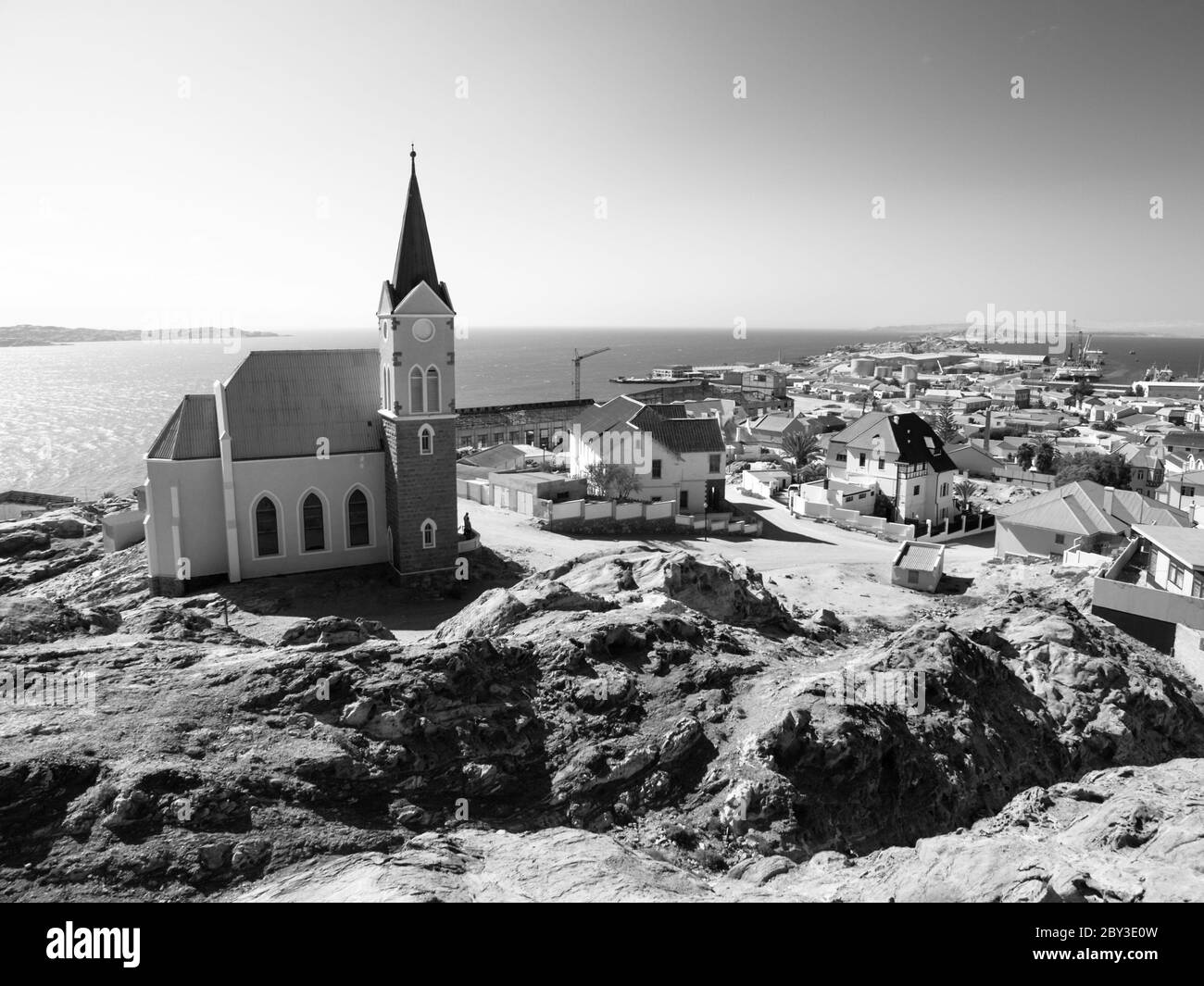 Chiesa coloniale tedesca a luderitz namibia, Namibia. Immagine in bianco e nero. Foto Stock