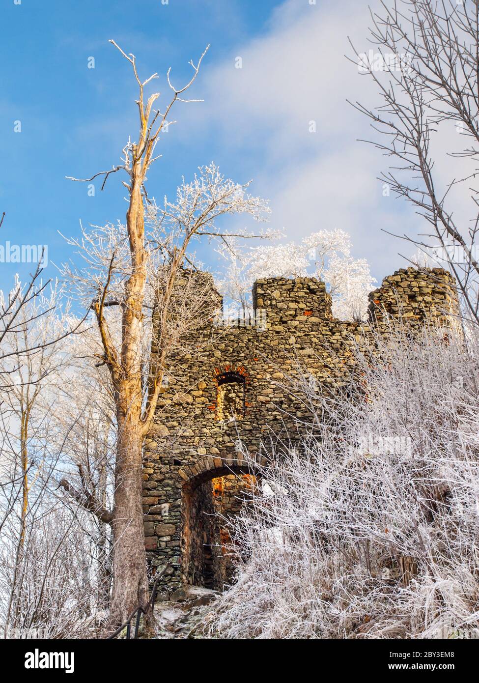 Porta d'ingresso alle rovine medievali del castello di Andelska Hora, aka Engelsburg, vicino a Karlovy Vary, Repubblica Ceca, Europa. Sole e freezy giorno d'inverno. Foto Stock