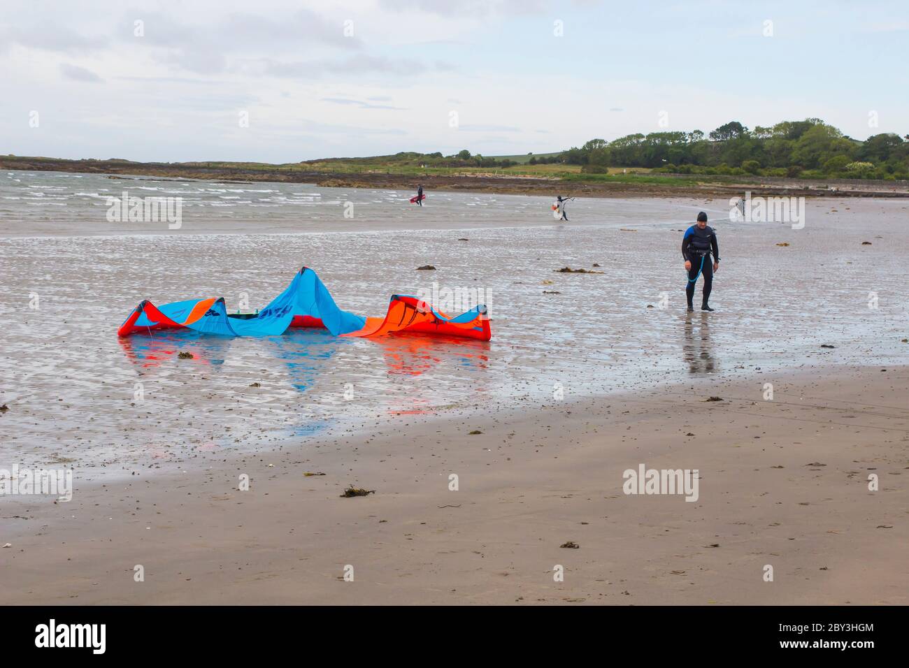 6 giugno 2020 UN kite surfer maschile con le sue attrezzature al bordo dell'acqua a Ballyholme Beach a Bangor, Irlanda del Nord, mentre si prepara per un po 'di azione. Foto Stock