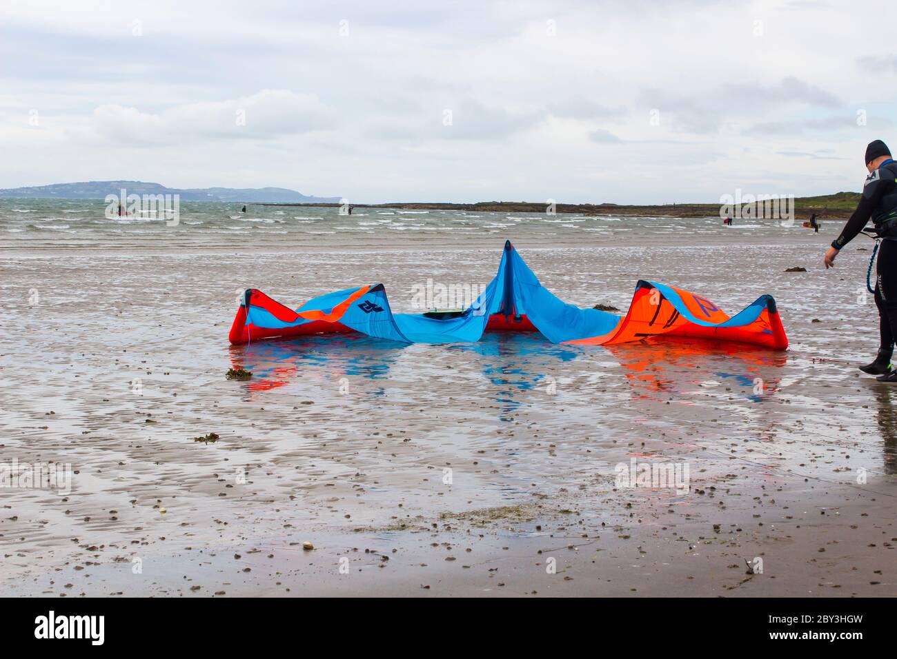 6 giugno 2020 UN kite surfer maschile con le sue attrezzature al bordo dell'acqua a Ballyholme Beach a Bangor, Irlanda del Nord, mentre si prepara per un po 'di azione. Foto Stock