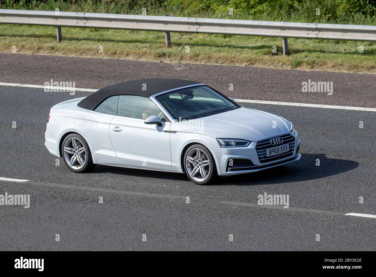 2019 bianco Audi A5 S Line 40 TDI S-A; veicoli veicolari per il traffico, automobili che guidano veicoli su strade del Regno Unito, motori, motori sull'autostrada M61 convertibile, convertibili, tetto morbido, tetto aperto, causter, cabriolet, drop-top Foto Stock