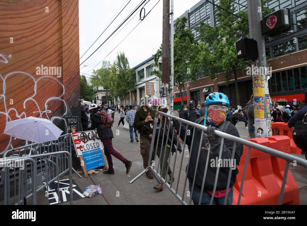 Seattle, Washington, Stati Uniti. 8 Giugno 2020. I manifestanti spostano le barriere dopo che il Seattle Police Department East Precinct è stato liberato l'8 giugno 2020 a Seattle, Washington. Le proteste sono scoppiate a livello nazionale dopo la morte di George Floyd mentre era sotto la custodia di un poliziotto che si inginocchiò sul collo a Minneapolis più di una settimana fa. Credit: Karen Ducey/ZUMA Wire/Alamy Live News Foto Stock