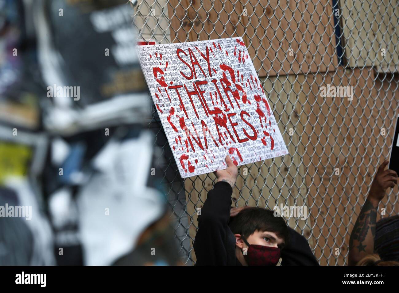 Seattle, Washington, Stati Uniti. 8 Giugno 2020. I manifestanti si radunano fuori dal Seattle Police Department East Precinct dopo che era stato liberato prima l'8 giugno 2020 a Seattle, Washington. Le proteste sono scoppiate a livello nazionale dopo la morte di George Floyd mentre era sotto la custodia di un poliziotto che si inginocchiò sul collo a Minneapolis più di una settimana fa. Credit: Karen Ducey/ZUMA Wire/Alamy Live News Foto Stock