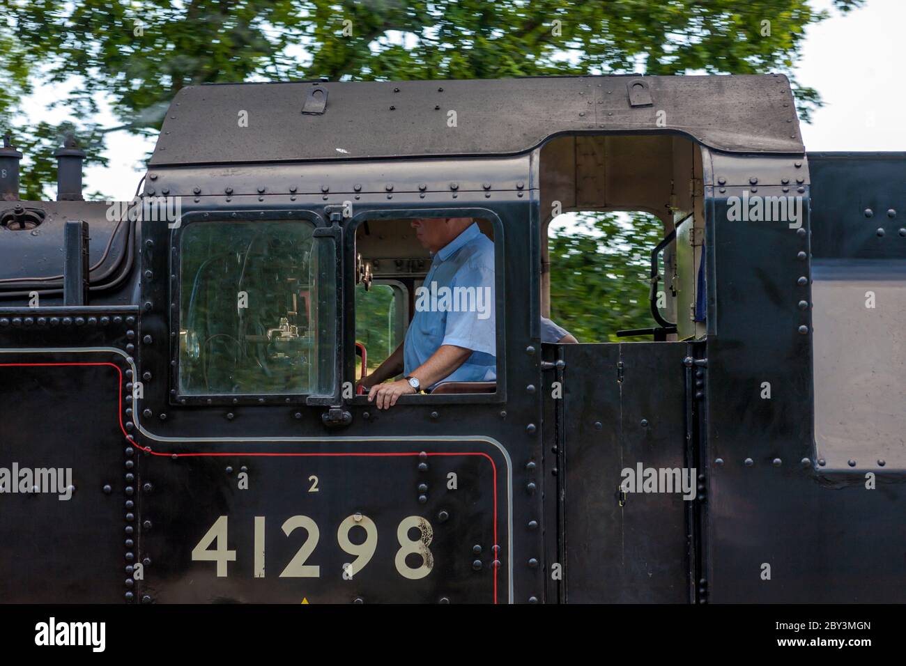 Autista in taxi della locomotiva a vapore Ivatt Classe 2 2 2-6-2T NO.41298 "in giro per il treno" sul passante alla stazione Smallbrook Junction, Isle Foto Stock