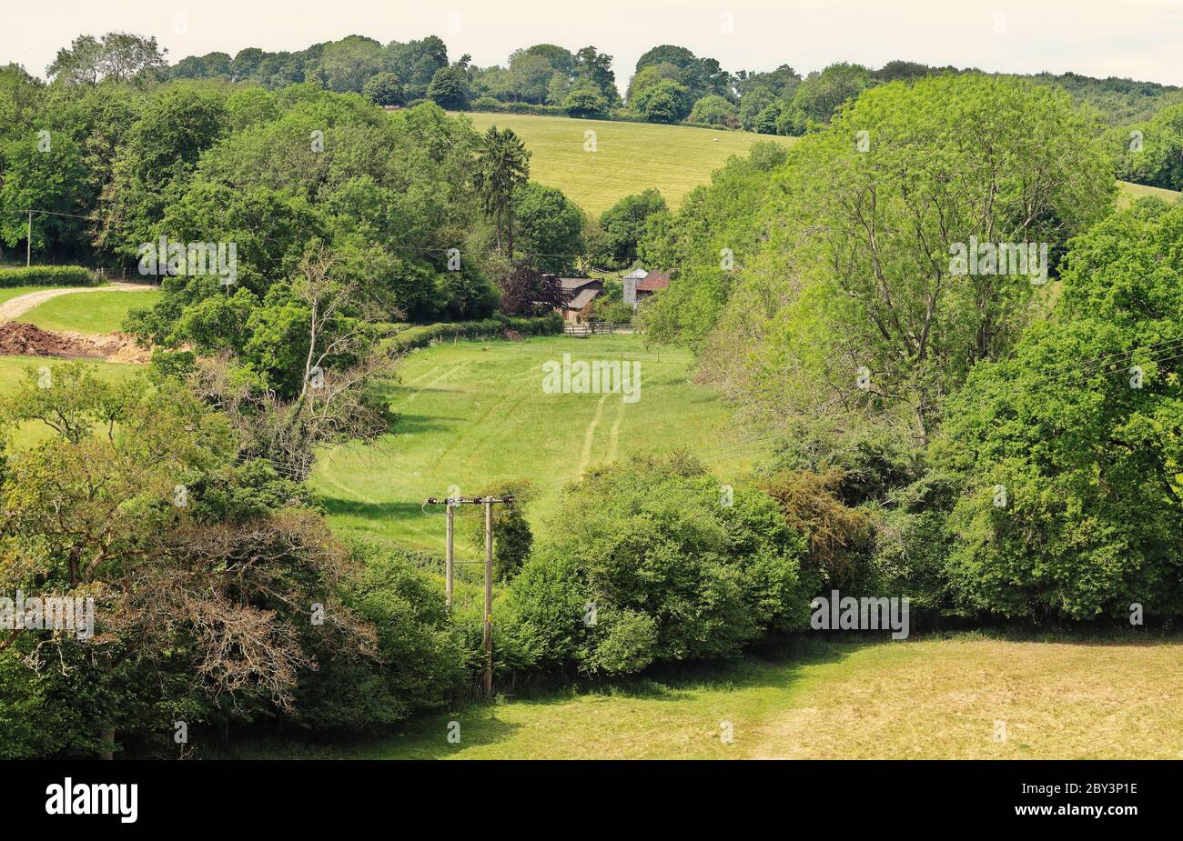 Un paesaggio rurale inglese nelle colline Chiltern con Agriturismo nella valle Foto Stock