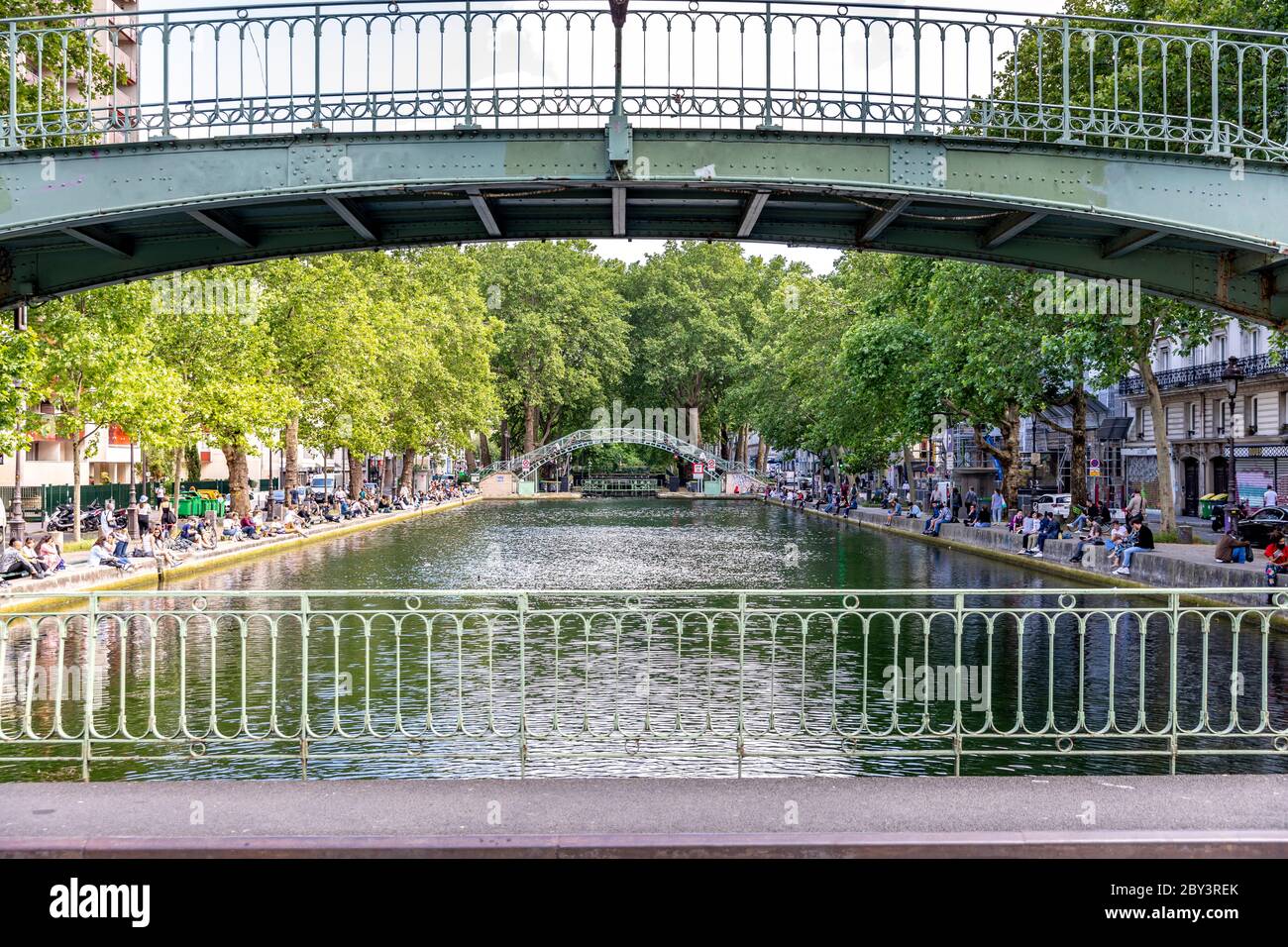 Parigi, Francia - 25 maggio 2020: Vista sulla strada del canale di Saint Martin, situato nella città leggera francese, capitale della Francia, Parigi Foto Stock