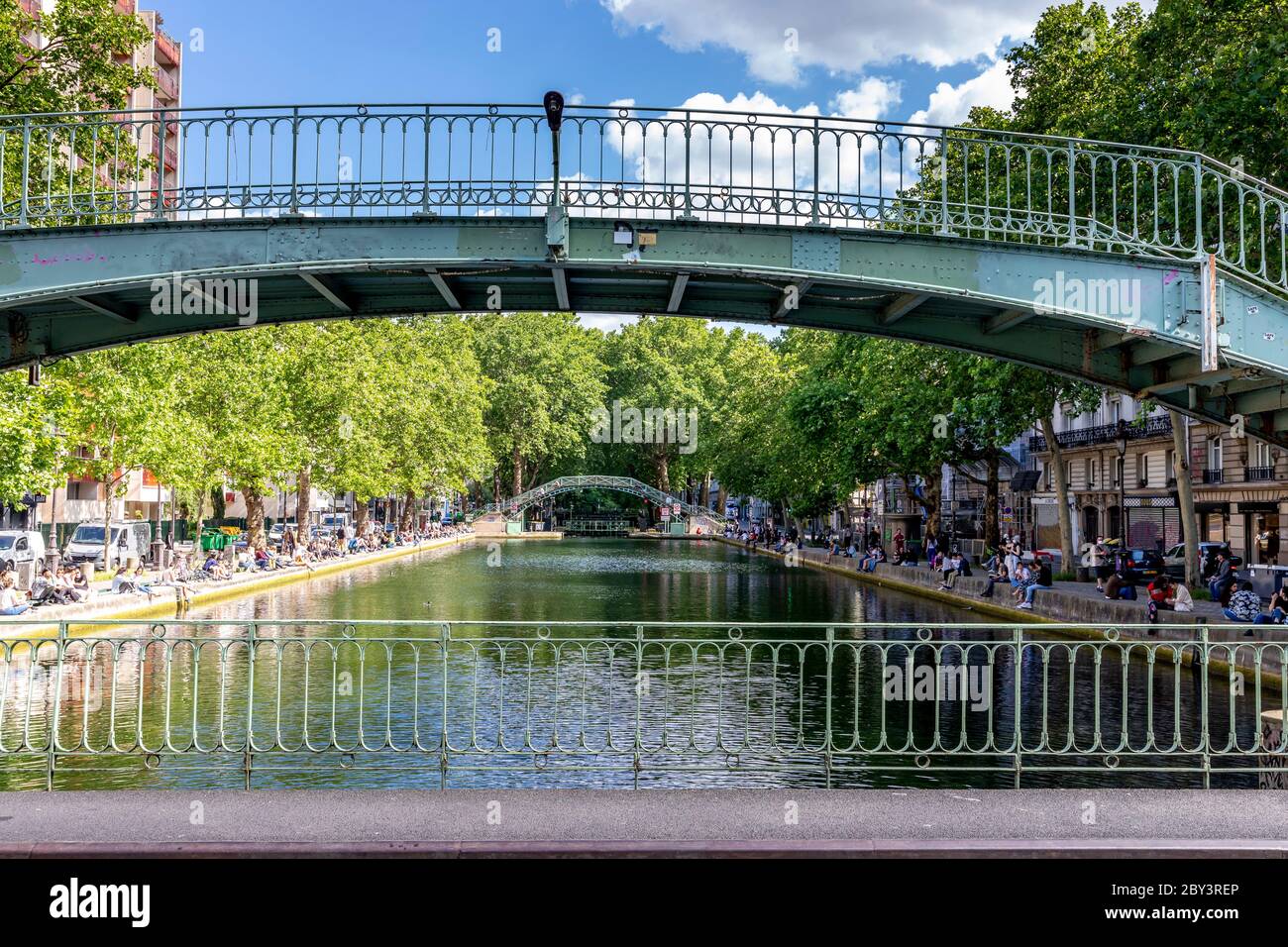 Parigi, Francia - 25 maggio 2020: Vista sulla strada del canale di Saint Martin, situato nella città leggera francese, capitale della Francia, Parigi Foto Stock