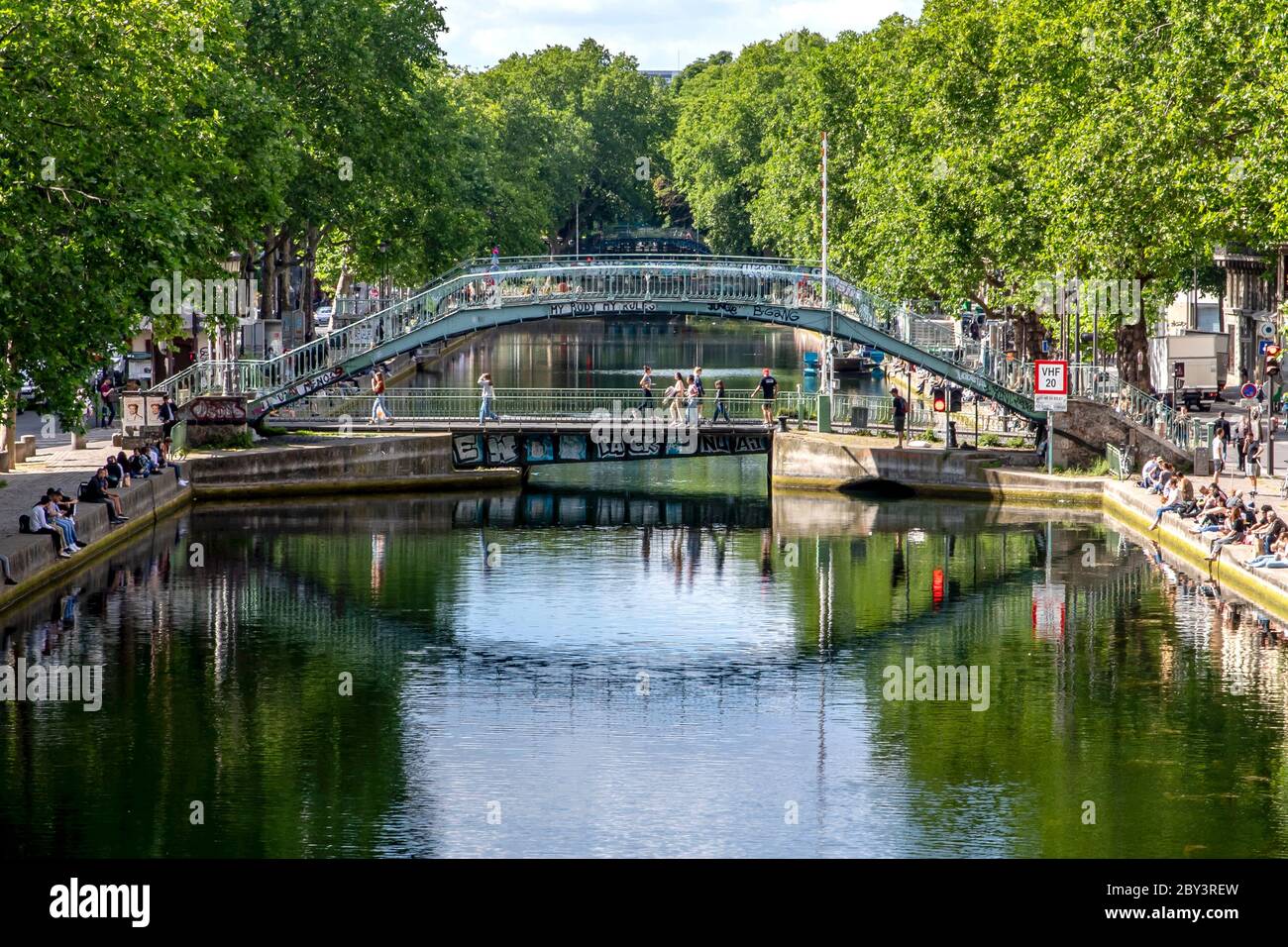 Parigi, Francia - 25 maggio 2020: Vista sulla strada del canale di Saint Martin, situato nella città leggera francese, capitale della Francia, Parigi Foto Stock