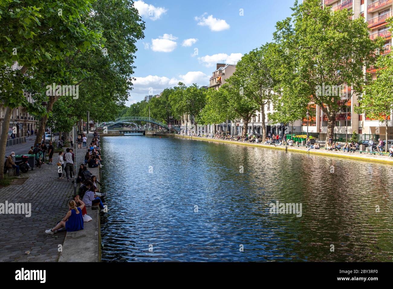 Parigi, Francia - 25 maggio 2020: Vista sulla strada del canale di Saint Martin, situato nella città leggera francese, capitale della Francia, Parigi Foto Stock