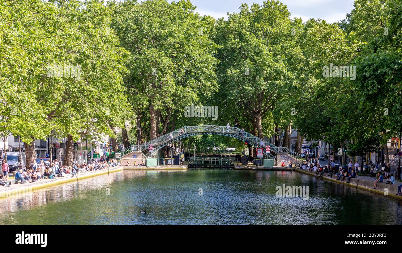 Parigi, Francia - 25 maggio 2020: Vista sulla strada del canale di Saint Martin, situato nella città leggera francese, capitale della Francia, Parigi Foto Stock