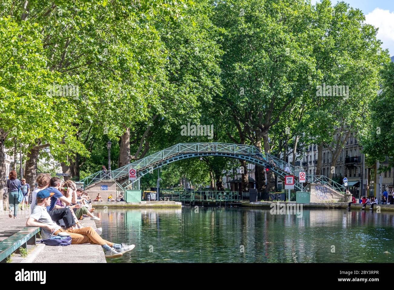 Parigi, Francia - 25 maggio 2020: Vista sulla strada del canale di Saint Martin, situato nella città leggera francese, capitale della Francia, Parigi Foto Stock