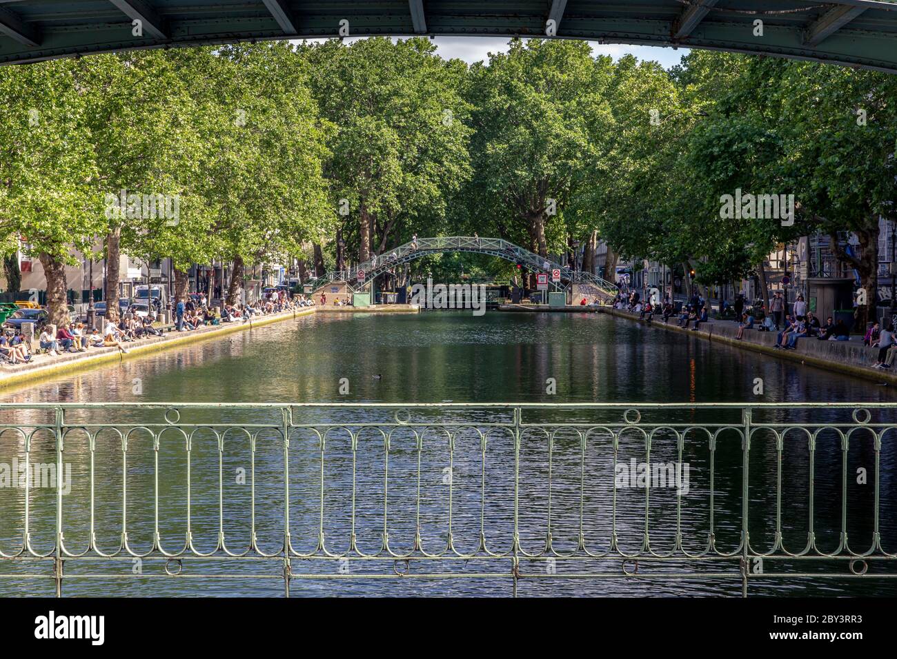 Parigi, Francia - 25 maggio 2020: Vista sulla strada del canale di Saint Martin, situato nella città leggera francese, capitale della Francia, Parigi Foto Stock