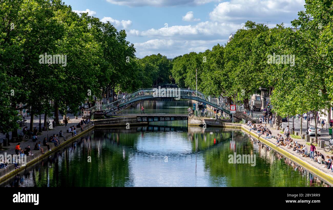 Parigi, Francia - 25 maggio 2020: Vista sulla strada del canale di Saint Martin, situato nella città leggera francese, capitale della Francia, Parigi Foto Stock