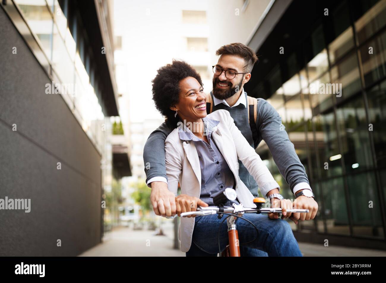 Buona coppia giovane con bicicletta. Amore, rapporto, persone, concetto di libertà. Foto Stock