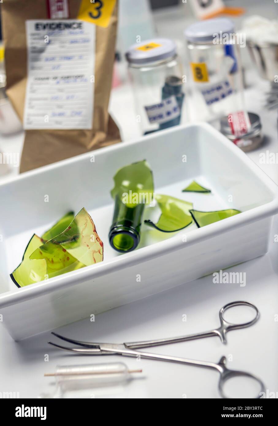 Flacone di vetro rotto in Criminalistic Lab, immagine concettuale Foto Stock