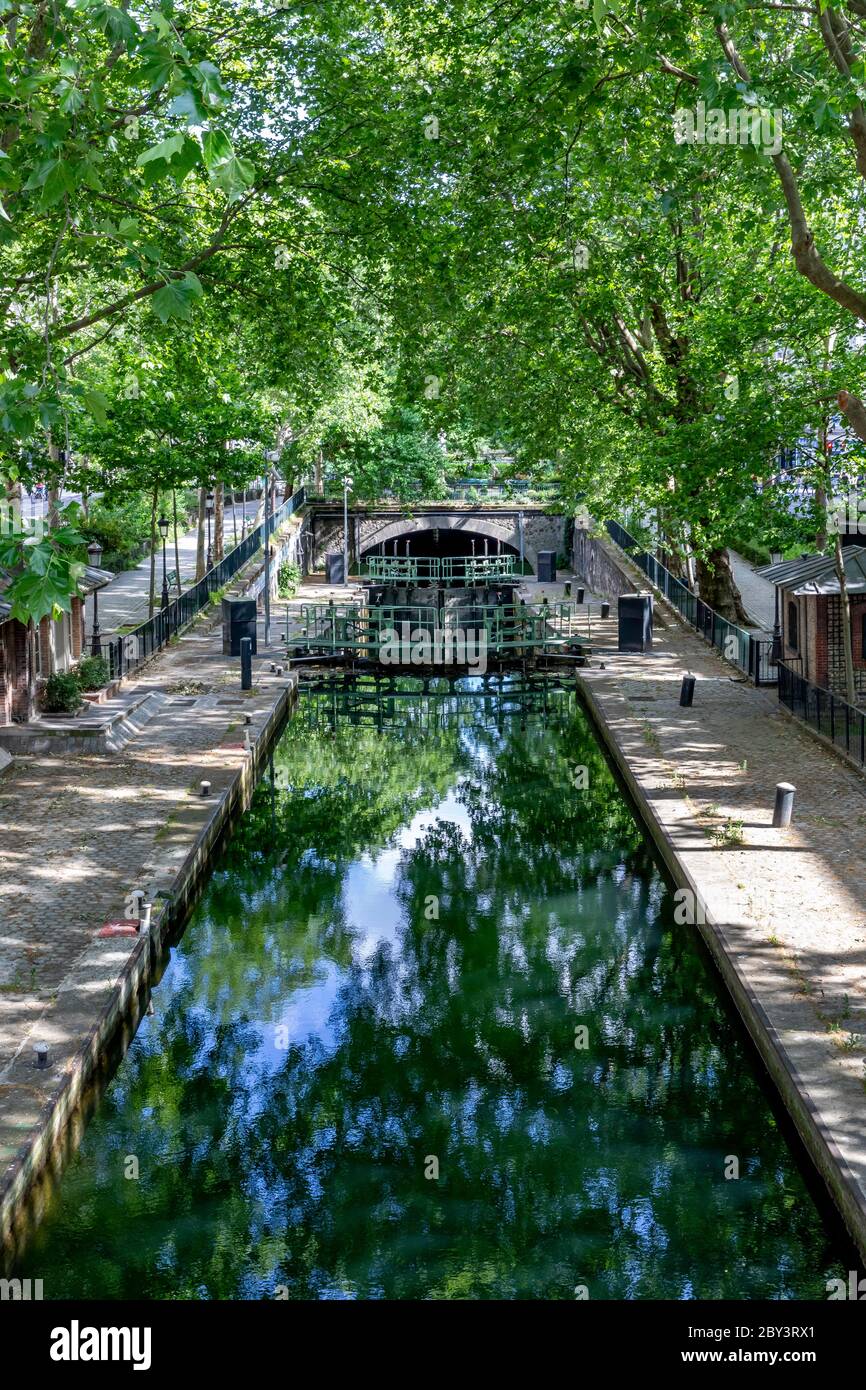 Parigi, Francia - 25 maggio 2020: Vista sulla strada del canale di Saint Martin, situato nella città leggera francese, capitale della Francia, Parigi Foto Stock