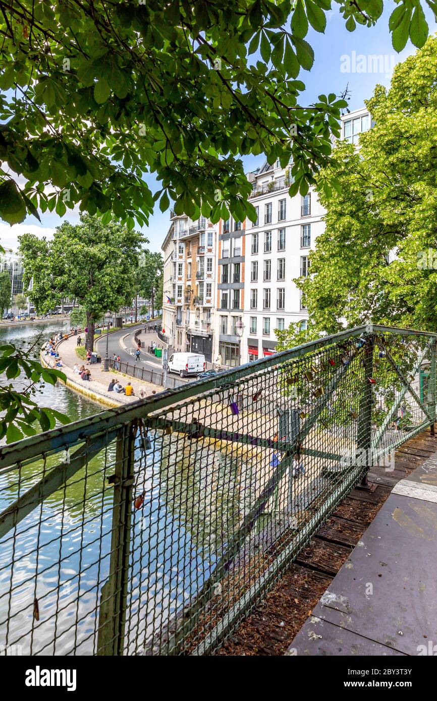 Parigi, Francia - 25 maggio 2020: Vista sulla strada del canale di Saint Martin, situato nella città leggera francese, capitale della Francia, Parigi Foto Stock