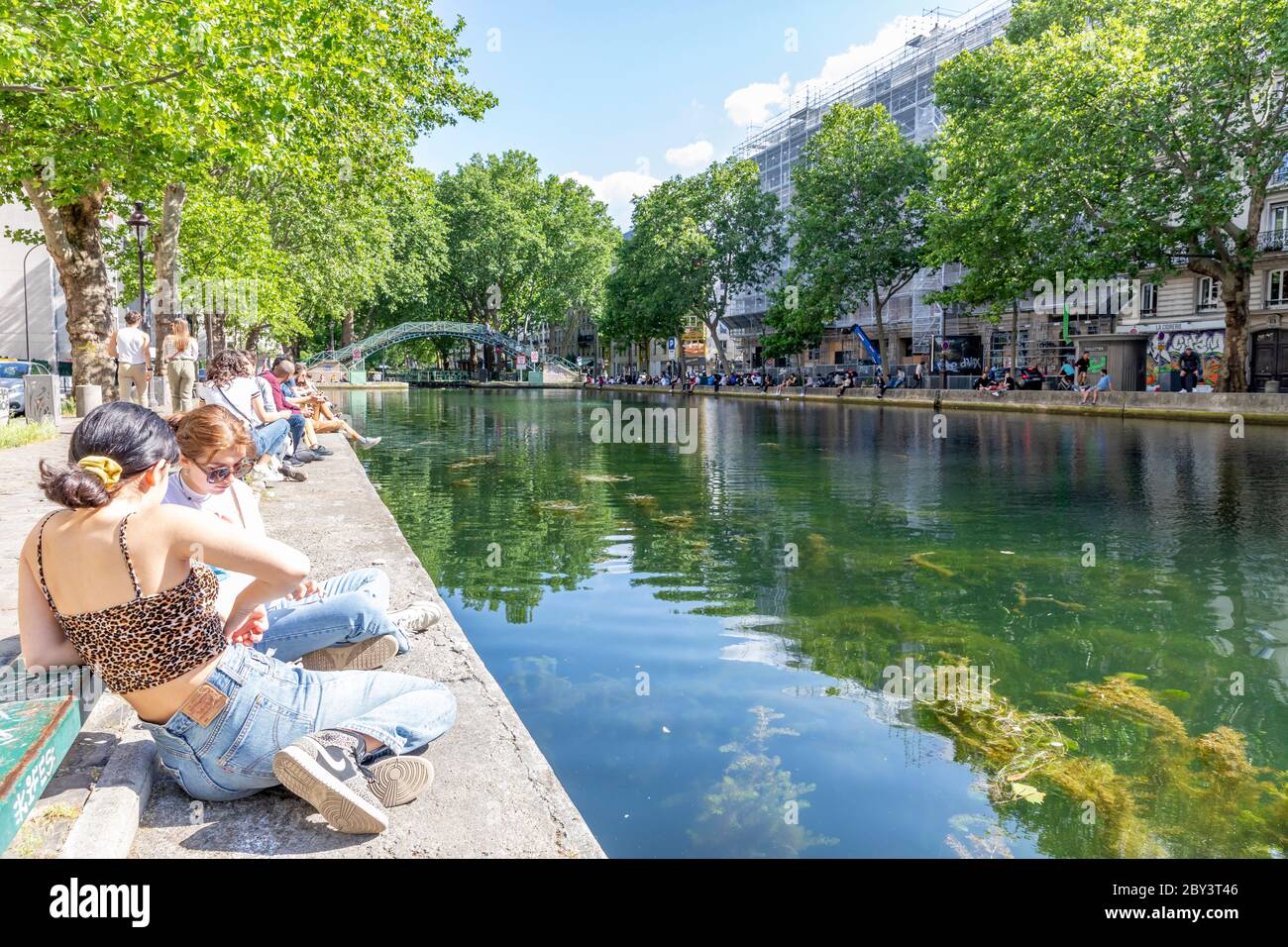 Parigi, Francia - 25 maggio 2020: Vista sulla strada del canale di Saint Martin, situato nella città leggera francese, capitale della Francia, Parigi Foto Stock