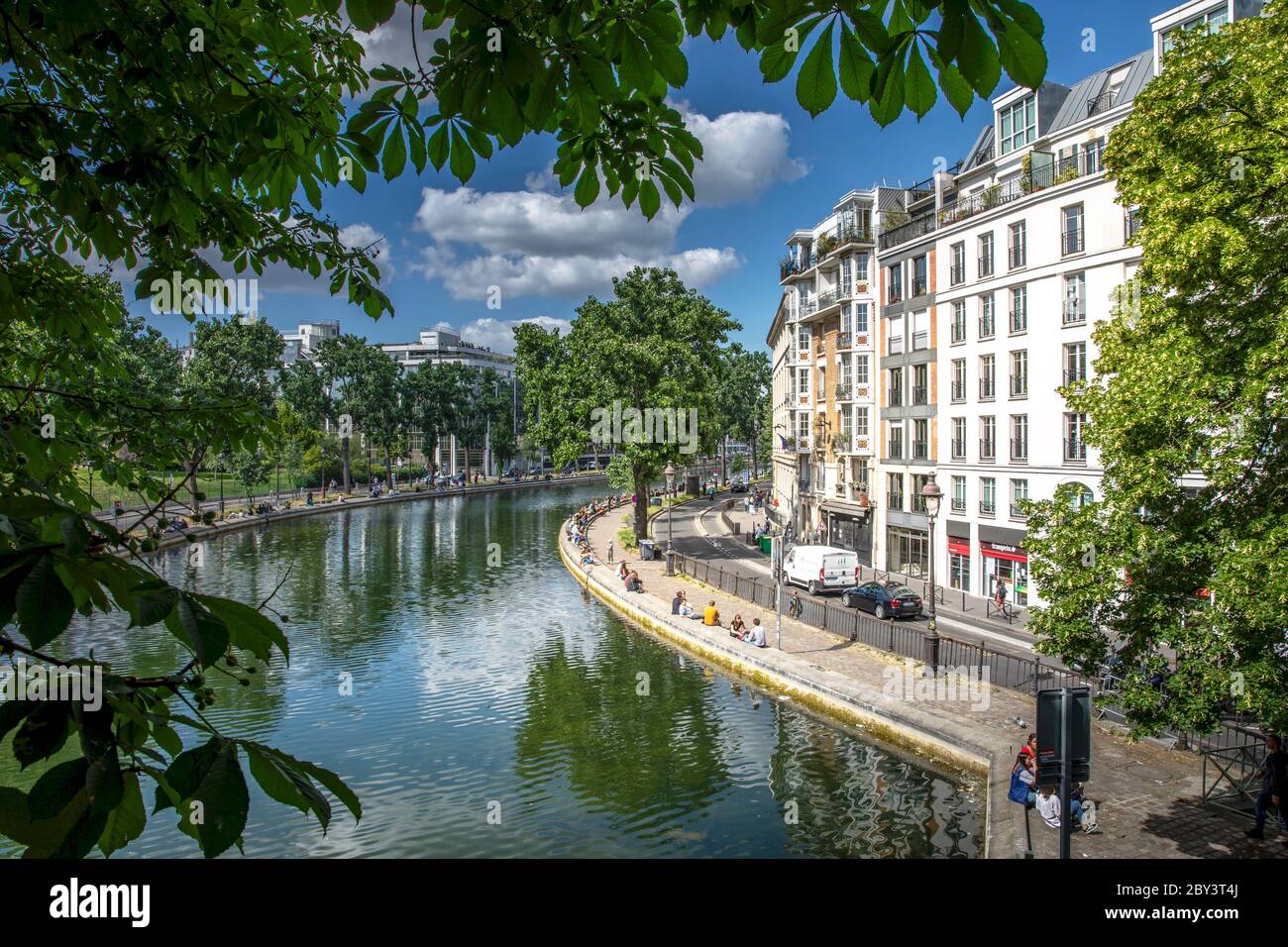 Parigi, Francia - 25 maggio 2020: Vista sulla strada del canale di Saint Martin, situato nella città leggera francese, capitale della Francia, Parigi Foto Stock