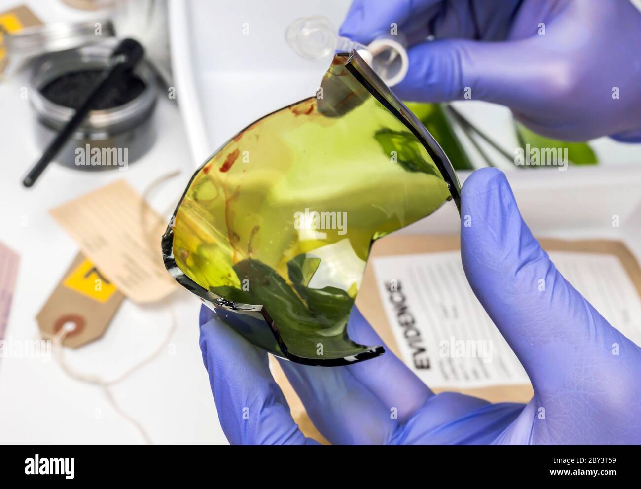 Esperto di polizia diventa campione di sangue dalla rottura di un vaso di vetro in laboratorio Criminalistic, immagine concettuale Foto Stock