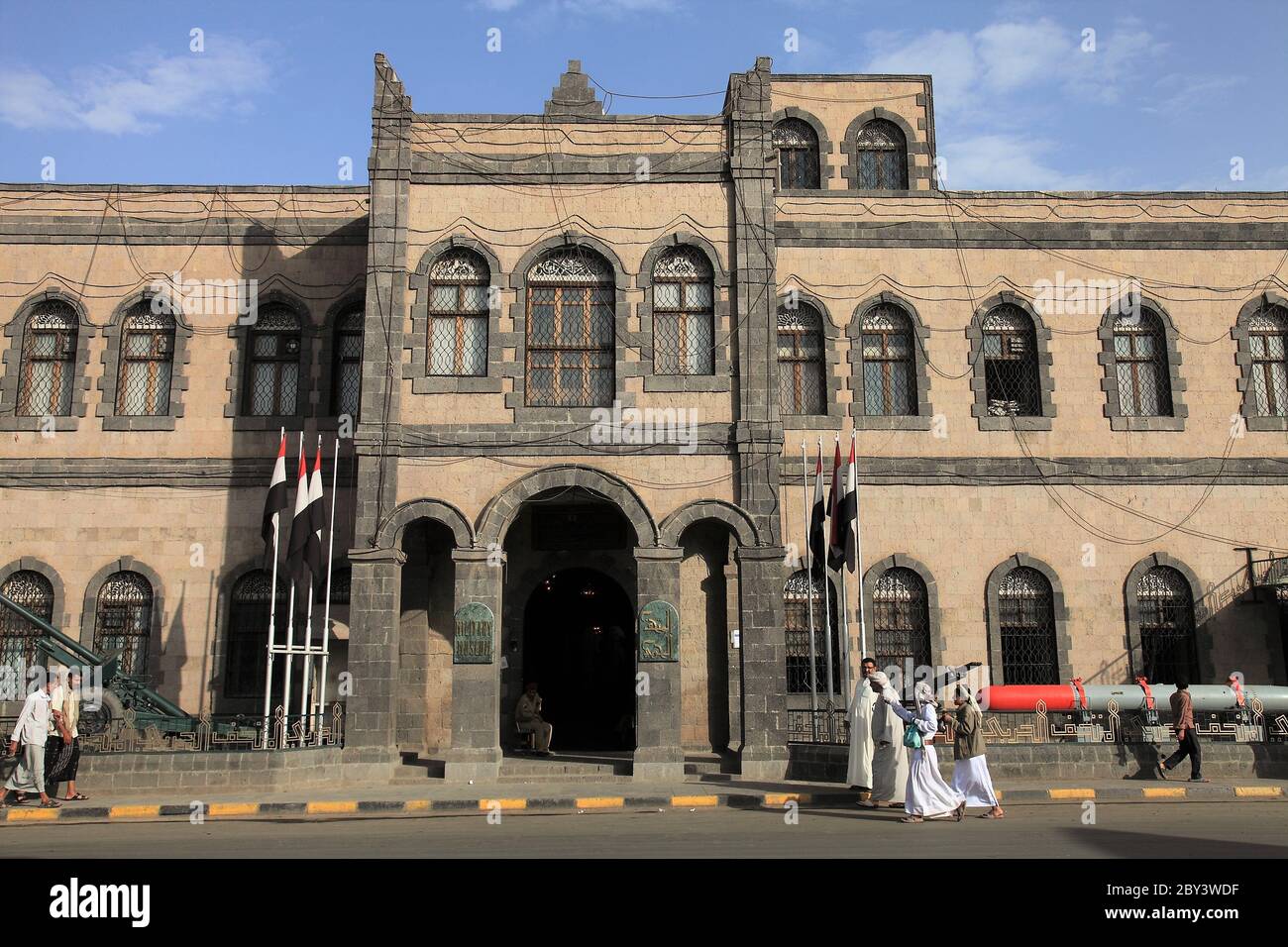 Il Museo militare dello Yemen si trova a Sana'a. Persone in abiti tradizionali davanti al museo. Foto Stock