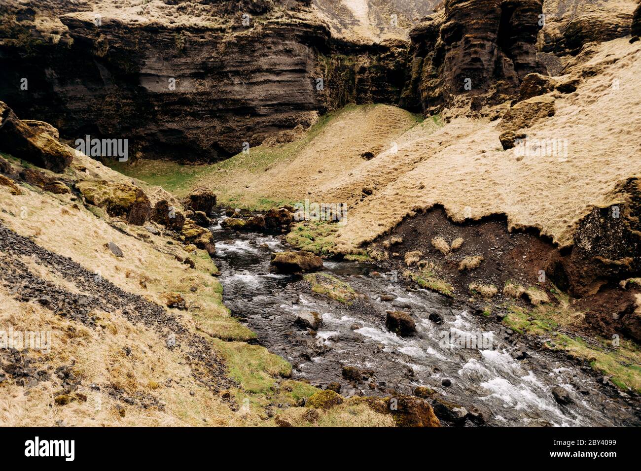 Fiume di montagna poco profondo e veloce, in una pericolosa gola tra le montagne in Islanda. Foto Stock