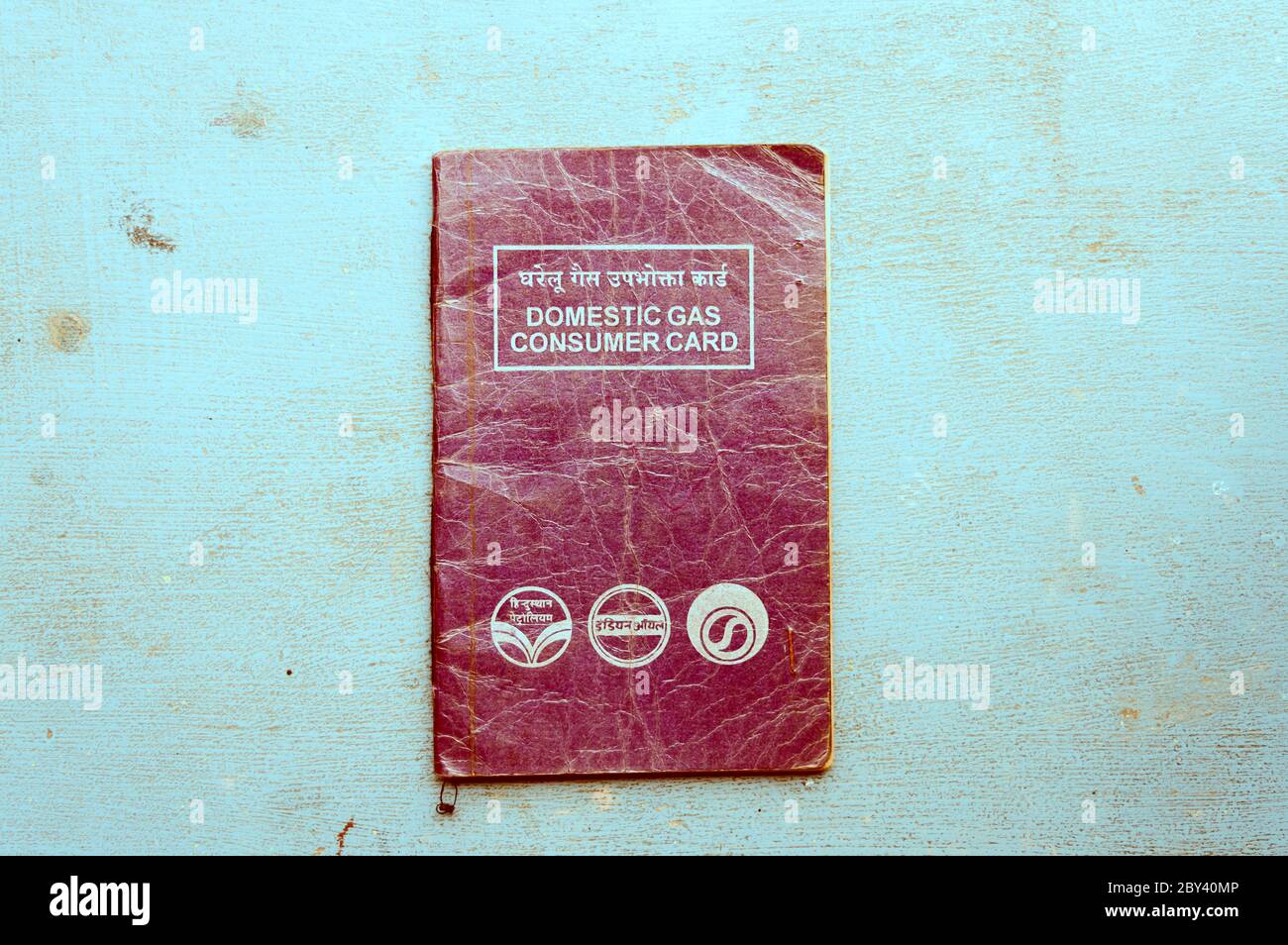 Una carta di prenotazione di consumo di gas nazionale di petrolio indiano. Libro gas indano. Isolamento del documento di collegamento e sovvenzione del gas nazionale indiano. Primo piano. Kolkata i Foto Stock