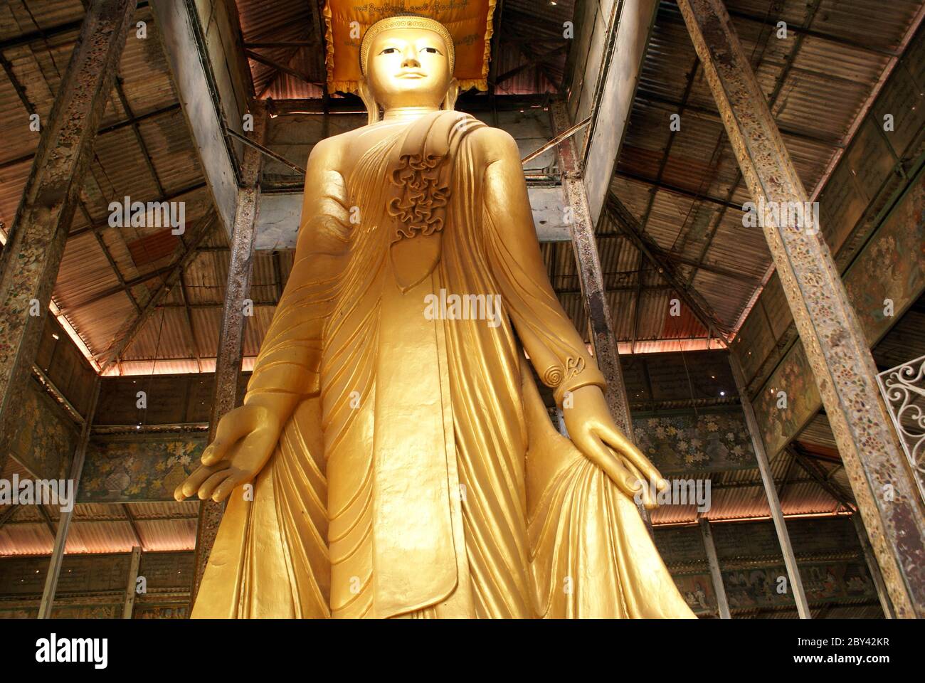 Buddha levantesi in piedi Foto Stock