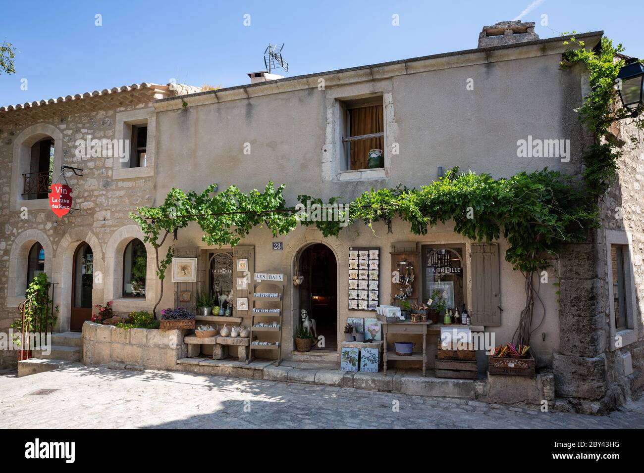 Les Baux de Provence Francia 14 luglio 2015 : un negozio di souvenir e regali nella città di Provenza Les Baux de Provence Foto Stock