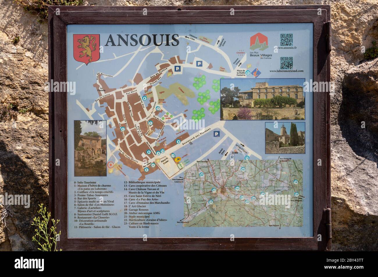 Ansouis Francia 14 luglio 2015 : segno con una mappa della città di Ansouis in Provenza, indicando le posizioni di una varietà di luoghi di interesse locale Foto Stock