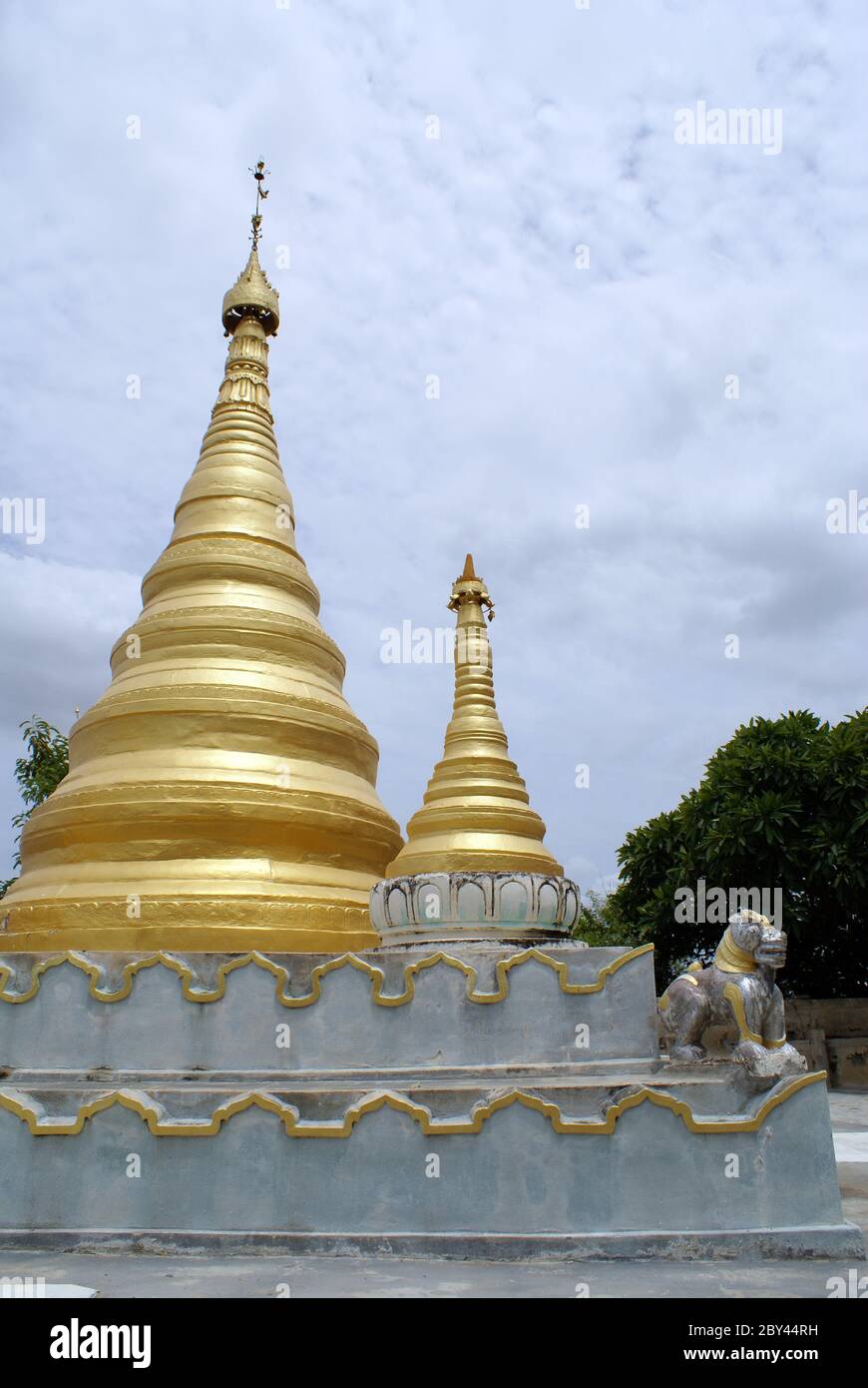 Stupa e leone-cane Foto Stock