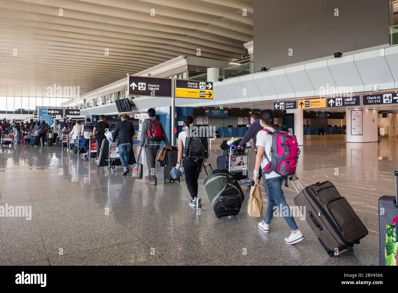 Primi passeggeri dopo la chiusura pandemica del Covid 19 all'aeroporto di Roma Fiumicino. Foto Stock
