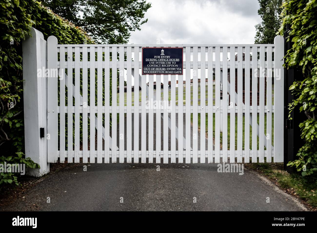 Chiuso, tipo privato cancello d'ingresso che conduce alla famosa, gara internazionale di cavalli e sangue casa d'asta. Foto Stock