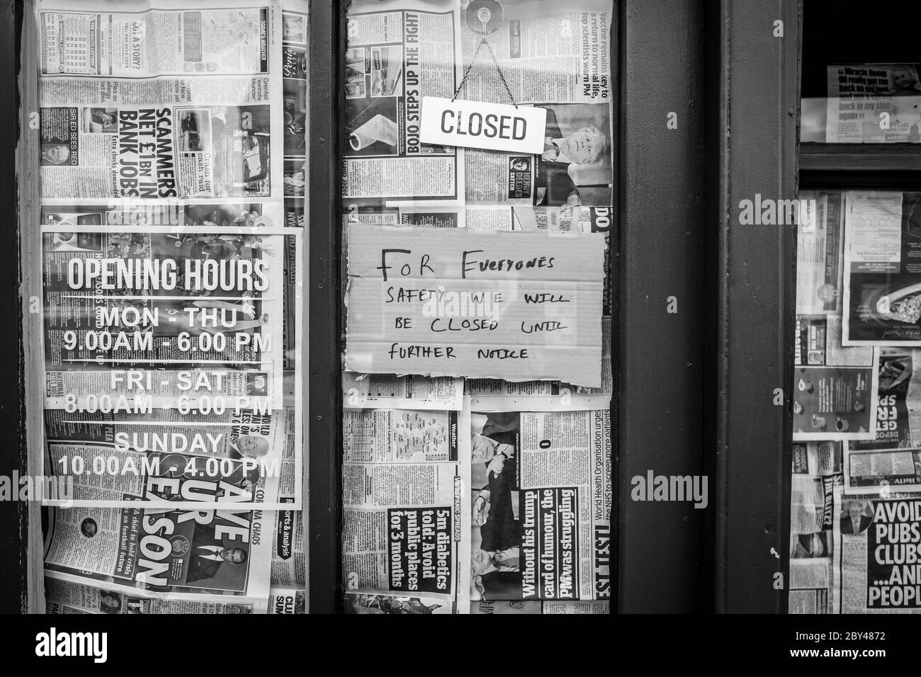 Il giornale ha visto bloccare le finestre di un negozio durante il blocco COVID-19 Foto Stock