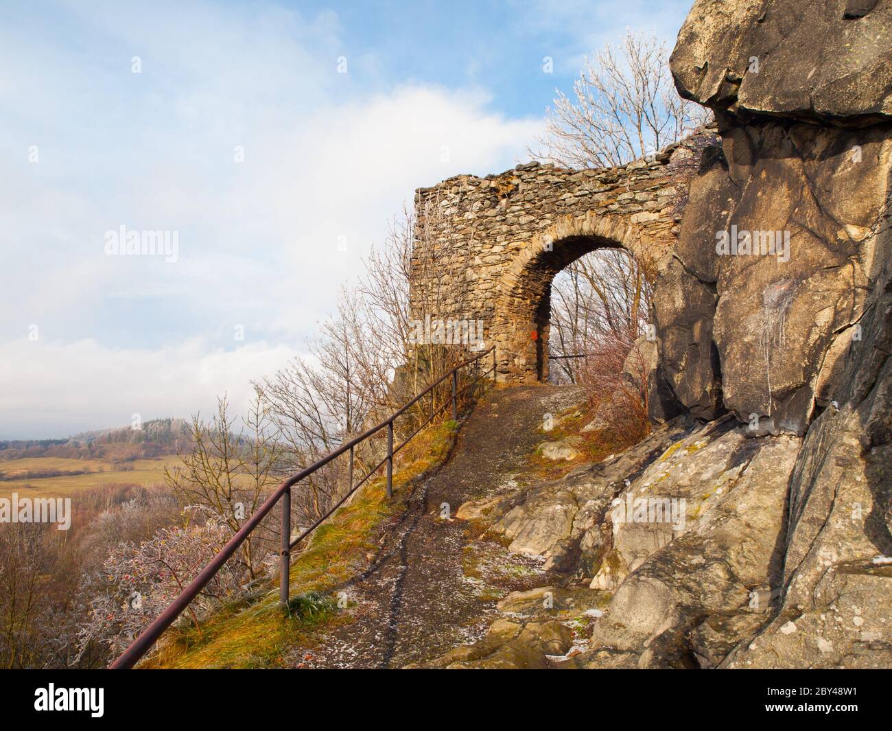 Porta d'ingresso alle rovine medievali del castello di Andelska Hora, aka Engelsburg, vicino a Karlovy Vary, Repubblica Ceca, Europa. Sole e freezy giorno d'inverno. Foto Stock