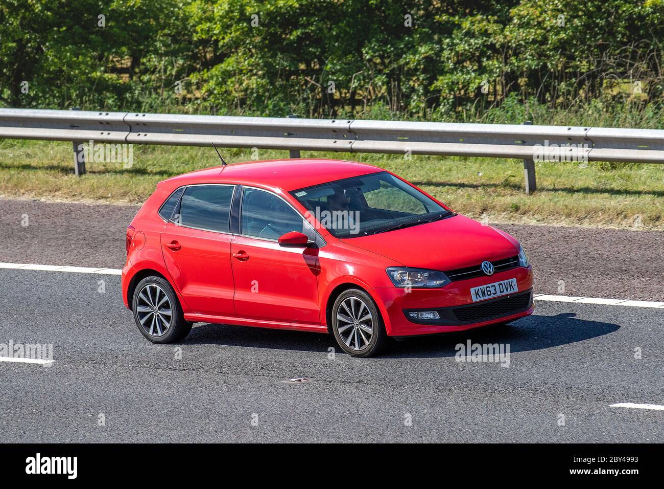 2014 Red Volkswagen Polo Match Edition; veicoli in movimento per il  traffico veicolare, automobili che guidano veicoli su strade del Regno  Unito, motori, automobili sull'autostrada M6 Foto stock - Alamy