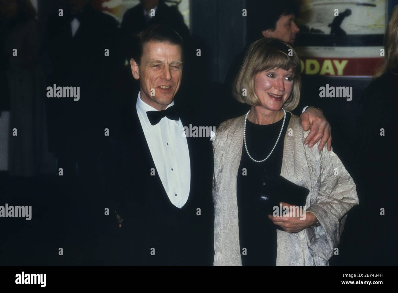 L'attore inglese Edward Fox accompagnato dall'attrice di sua moglie Joanna David. Partecipa al primo ministro del film 'ritorno dal fiume Kwai'. Londra. Inghilterra. REGNO UNITO. 1989 Foto Stock